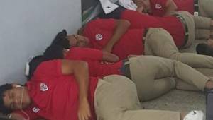 Jugadores del Santos Guápiles decidieron lanzarse al suelo en el aeropuerto de San Pedro Sula para tratar de descansar debido al retraso del vuelo.