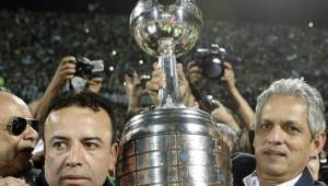 El entrenador Reinaldo Rueda junto a su preparador físico Carlos Velasco, con el trofeo de la Copa Libertadores de América que ganó con Atlético Nacional.