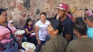 Boniek García llevó alimento a personas que estaban en el Hospital Escuela de Tegucigalpa.
