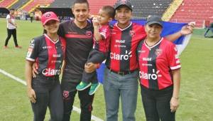 El hondureño Roger Rojas junto a su esposa, su hijo y unos amigos que llegaron a darle el apoyo en Costa Rica. Foto cortesía