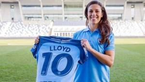 La mejor jugadora del mundo, Carli Lloyd, posando con la camisa 10 del Manchester City donde iniciará una nueva aventura. Foto cortesía MCity