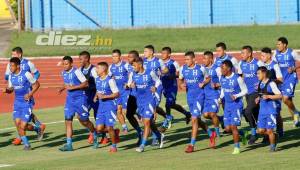 Los jugadores comenzaron haciendo unos minutos de trote en el engramillado del estadio. Foto: Neptalí Romero.