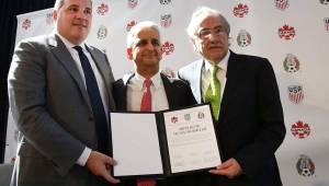 Victor Montagliani, Sunil Gullati y Decio de María en la presentación de la triple candidatura.