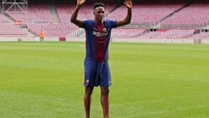 Yerry Mina se quitó los botines durante su presentación como nuevo fichaje azulgrana.