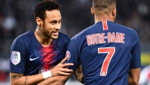 Neymar regresó a las canchas tras una larga lesión y lo hizo para festejar el título de la Ligue 1.