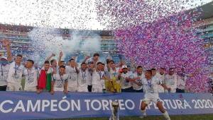 Los jugadores del Alianza en el festejo tras coronarse campeones del Apertura 2020 en El Salvador.