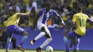 La Selección de Honduras enfrentó a Brasil en los Juegos Olímpicos del 2016. Alberth Elis intenta llevarse a Neymar, al que enfrentaría en Bello Horizonte otra vez.