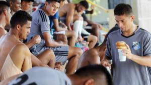 Jugadores del Honduras Progreso compartieron al final del entrenamiento una dona y un refresco de cola.