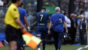 Cristian Pavón se fue con bronca por no poder terminar el partido del domingo ante River Plate por su lesión.