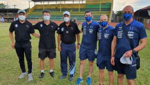 Mauro Reyes junto a cuerpo técnico de la Selección de Honduras que observó este miércoles los entrenos del cuadro arrocero. Fotos Hondura Progreso