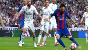 Messi anota un golazo al Real Madrid que significó el 1-1.