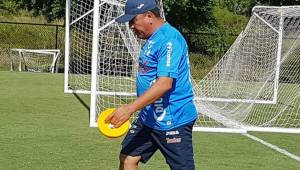 El entrenador de la Selección de Honduras, Carlos Tábora, en la práctica preparando el equipo para el compromiso frente a El Salvador. Fotos @Fenafuth