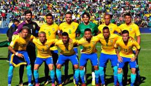 El delantero Marcelo Moreno Martins posó con los 11 titulares de la Selección de Brasil.