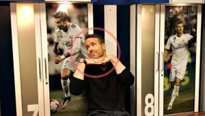 Ryan Reynolds posando junto a la imagen de Cristiano en el vestidos del Real Madrid.