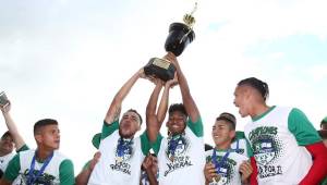 El Atlético Pinares con el trofeo que ganó en diciembre del 2019 antes de la llegada de la pandemia. La Fenafuth les reconoce el título y van por ascender directo.