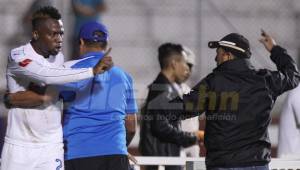 Momentos cuando Osman Madrid y Kevin Álvarez se discutían en el partido contra Marathón tras ser expulsado. Foto DIEZ