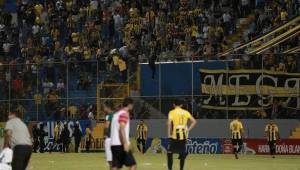 El partido estuvo detenido por diez minutos con la expulsión del cuerpo técnico de Marathón y la invasión de aficionados.