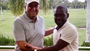 El futbolista hondureño Tyson Núñez junto al candidato presidencial del Partido Nacional, Ricardo Álvarez. Foto cortesía