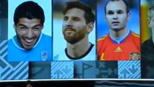 FIFA eligió una foto de Luis Suárez que no le favorece, en Barcelona creen que fue venganza por no haber asistido.