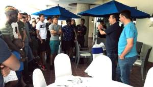 Los jugadores del Motagua escuchando atentos las palabras de Pedro Atala. Fotos @MOTAGUAcom
