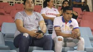 El jugador Michael Chirinos presente en el estadio Ceibeño apoyando al Olimpia en el partido frente al Vida. Fotos Samuel Zelaya