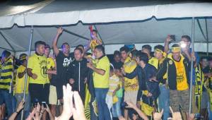Los jugadores de Real España festejando con los aficionados en el escenario que se montó en la avenida circunvalación de San Pedro Sula. Foto Franklin Muñoz
