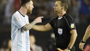 Esta es la acción de Messi cuando le reclamó al árbitro brasileño en el partido que disputaron contra Chile por las eliminatorias sudamericanas. Foto AFP