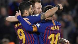 Suárez es felicitado por Rakitic y Messi tras su anotación frente al Rayo.