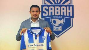 El delantero hondureño Roger Rojas con la camisa de su nuevo club en la primera división de Azerbaiyán. Foto cortesía