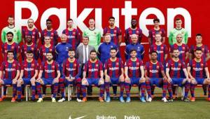 Esta es la foto oficial que se sacó el Barcelona este martes y que se volvió viral por varias curiosidades.