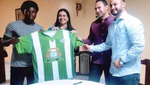 Wilmer Cacho en el momento que estaba siendo presentado con el Yoro FC. Foto cortesía.