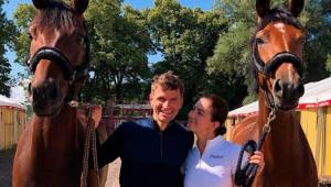Thomas Müller, jugador del Bayern Munich y su esposa montaron una empresa de caballos y ahora quieren aprovechar el semen de sus sementales.