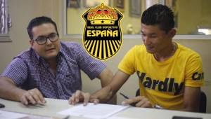 Edder Delgado firmando su nuevo contrato con el Real España.