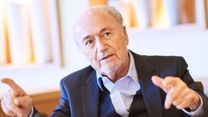 El expresidente de la FIFA, Joseph Blatter, brindó la entrevista a la agencia AFP donde pide que Platini debe estar dirigiendo la UEFA o la FIFA. Foto AFP