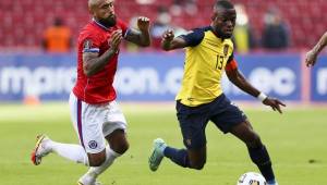 Arturo Vidal intenta quitarle el esférico al delantero y capitán Enner Valencia.