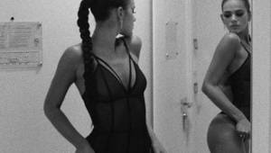 La modelo y actriz Bruna Marquezine se mira en el espejo ataviada con un body semitransparente.