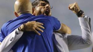 El uruguayo Sebastián 'El Loco' Abreu ganó su primer título como entrenador dirigiendo al Santa Tecla de El Salvador. Foto cortesía diario El Gráfico