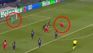 Así estrelló el balón en el poste Robert Lewandowski en el Bayern-PSG.