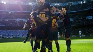 Messi es felicitado por su compañeros luego de su anotación.