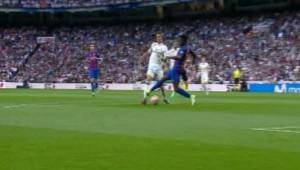 Real Madrid pidió falta sobre Cristiano Ronaldo en el arranque del partido.