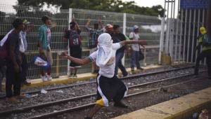 Migrantes se enfrentaron con la policía de México.