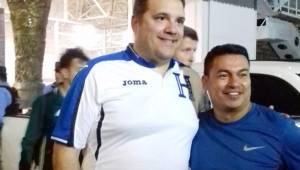 El máximo dirigente de la Concacaf a su salida del Olímpico vistiendo la camisa de Honduras.