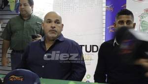 El presidente del Marathón, Orinson Amaya, junto a Carlo Costly en la presentación del delantero este jueves en San Pedro Sula. Foto Neptalí Romero