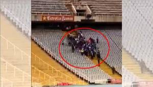Los aficionados hondureños rompieron los portones del estadio para ingresar y luego ser sacados por la policía en el estadio.