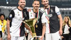 Barzagli y Bonucci junto a Chiellini con el título de la Serie A.