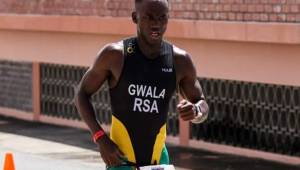 Mhlengi Gwala es un destacado triatleta de Sudáfrica que fue atacado por una banda que intentó cortarle las piernas con una motosierra.