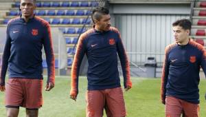 Los jugadores del Barcelona, el colombiano Jerri Mina junto a los brasileños, Paulinho y Coutinho en el entrenamiento de este sábado. Foto FC Barcelona