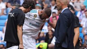 El delantero francés del Real Madrid Karim Benzema, se retiró lesionado del terreno de juego durante el partido ante el Levante.