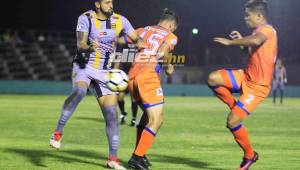 El delantero uruguayo Maxi Callorda disputando el balón en el amistoso del Real España ante UPNFM. Fotos Moisés Valenzuela.