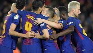 Los jugadores del Barcelona celebrando la anotación de Suárez.